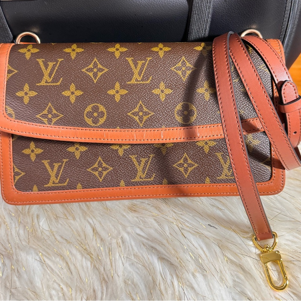 Louis Vuitton Dame Clutch Pouch professionally converted to Sling Cross-bag